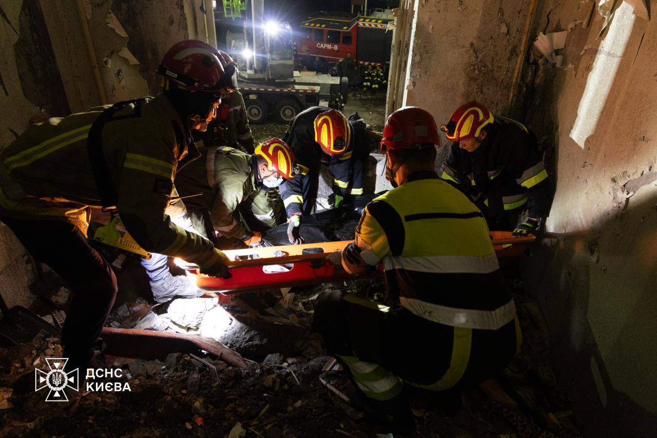 Из-под завалов достали тело мужчины: возросло количество жертв атаки РФ на Киев 7 сентября. Фото и видео