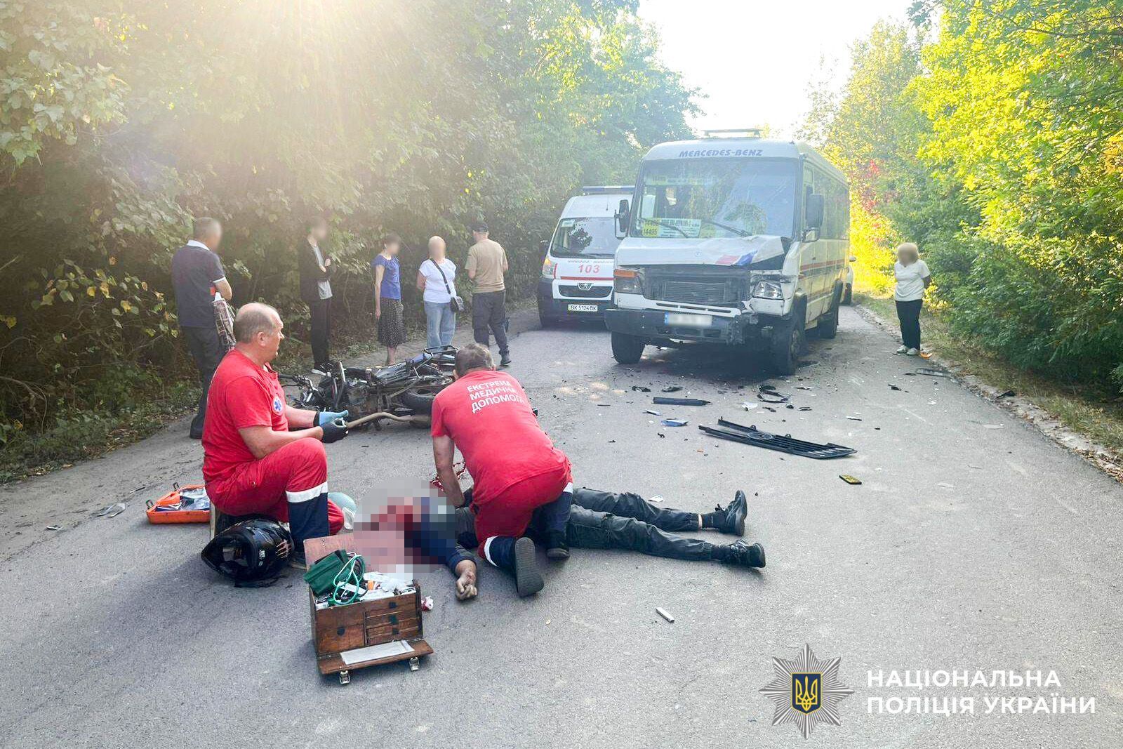 Водитель маршрутки объезжал яму: в Ривненской области в ДТП погиб 20-летний мотоциклист. Фото
