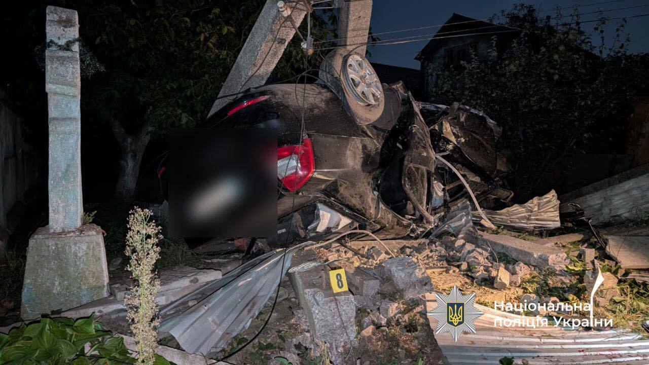 Авто перекинулося на дах: у ДТП на Прикарпатті загинули двоє юнаків, є постраждалі. Фото