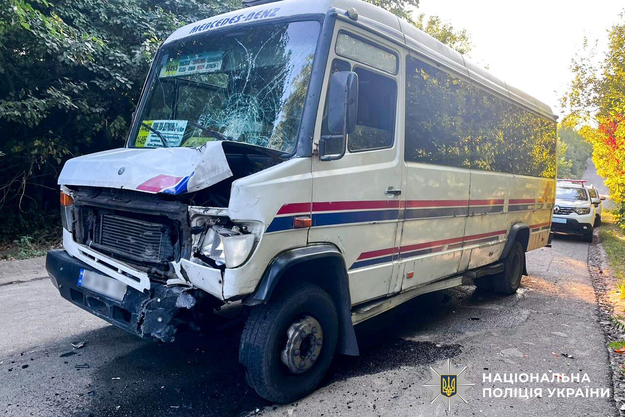 Водитель маршрутки объезжал яму: в Ривненской области в ДТП погиб 20-летний мотоциклист. Фото