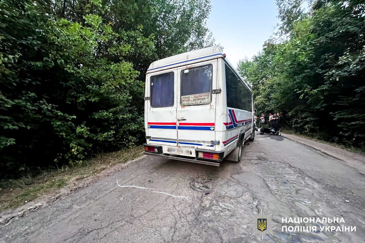 Водитель маршрутки объезжал яму: в Ривненской области в ДТП погиб 20-летний мотоциклист. Фото