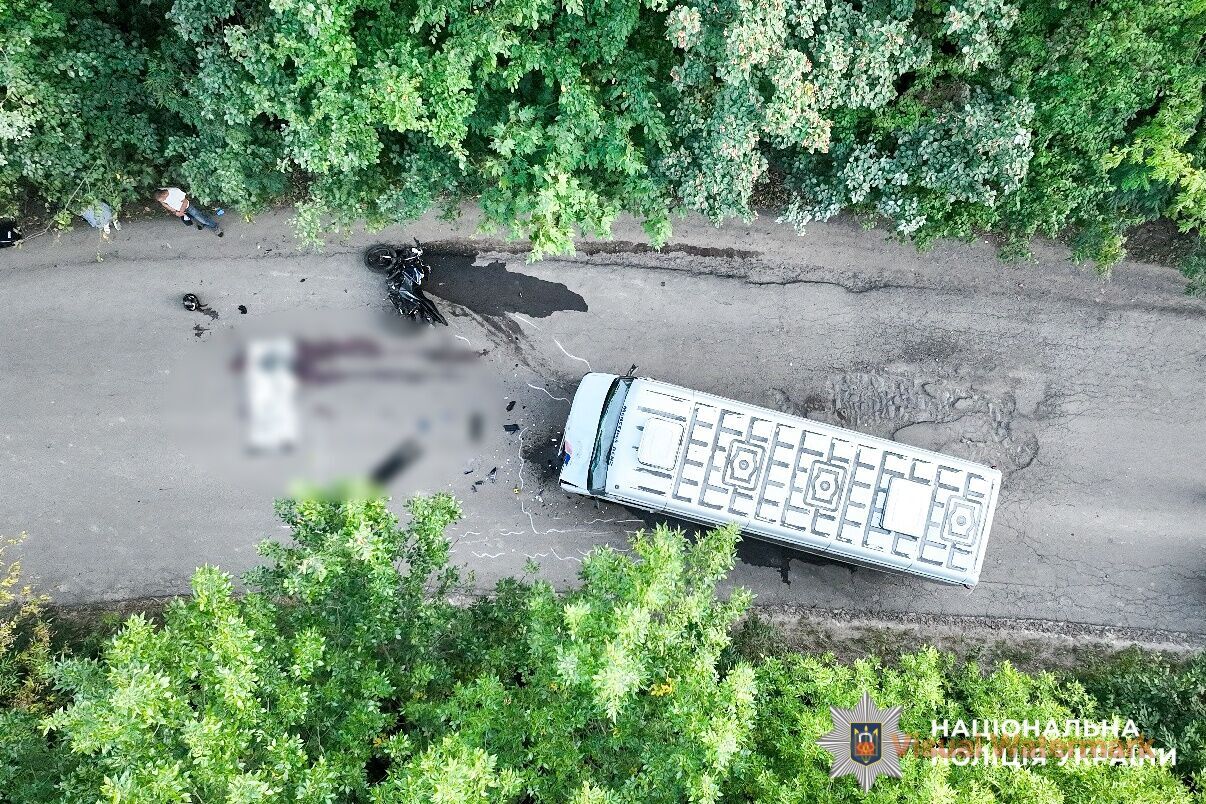 Водитель маршрутки объезжал яму: в Ривненской области в ДТП погиб 20-летний мотоциклист. Фото