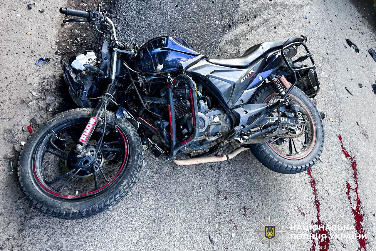 Водитель маршрутки объезжал яму: в Ривненской области в ДТП погиб 20-летний мотоциклист. Фото
