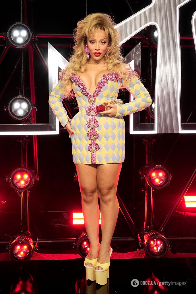 Американская рэпер, которая поддержала Украину, сбила с толку папарацци выходкой на красной дорожке. Видео