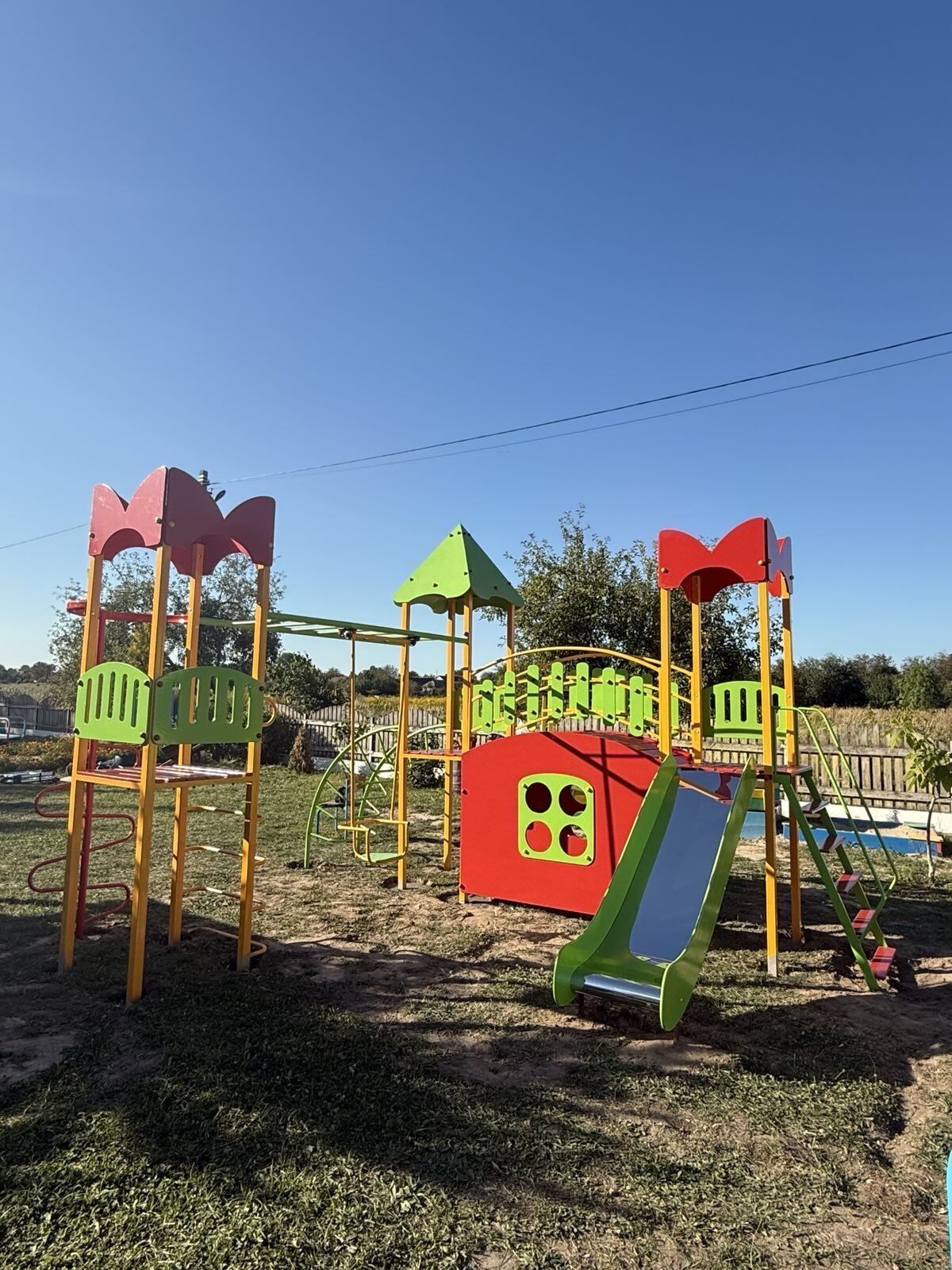 Тепер тут знову лунає дитячий сміх: благодійники спільно з ГУР придбали та встановили новий ігровий майданчик у садочку "Сонечко"