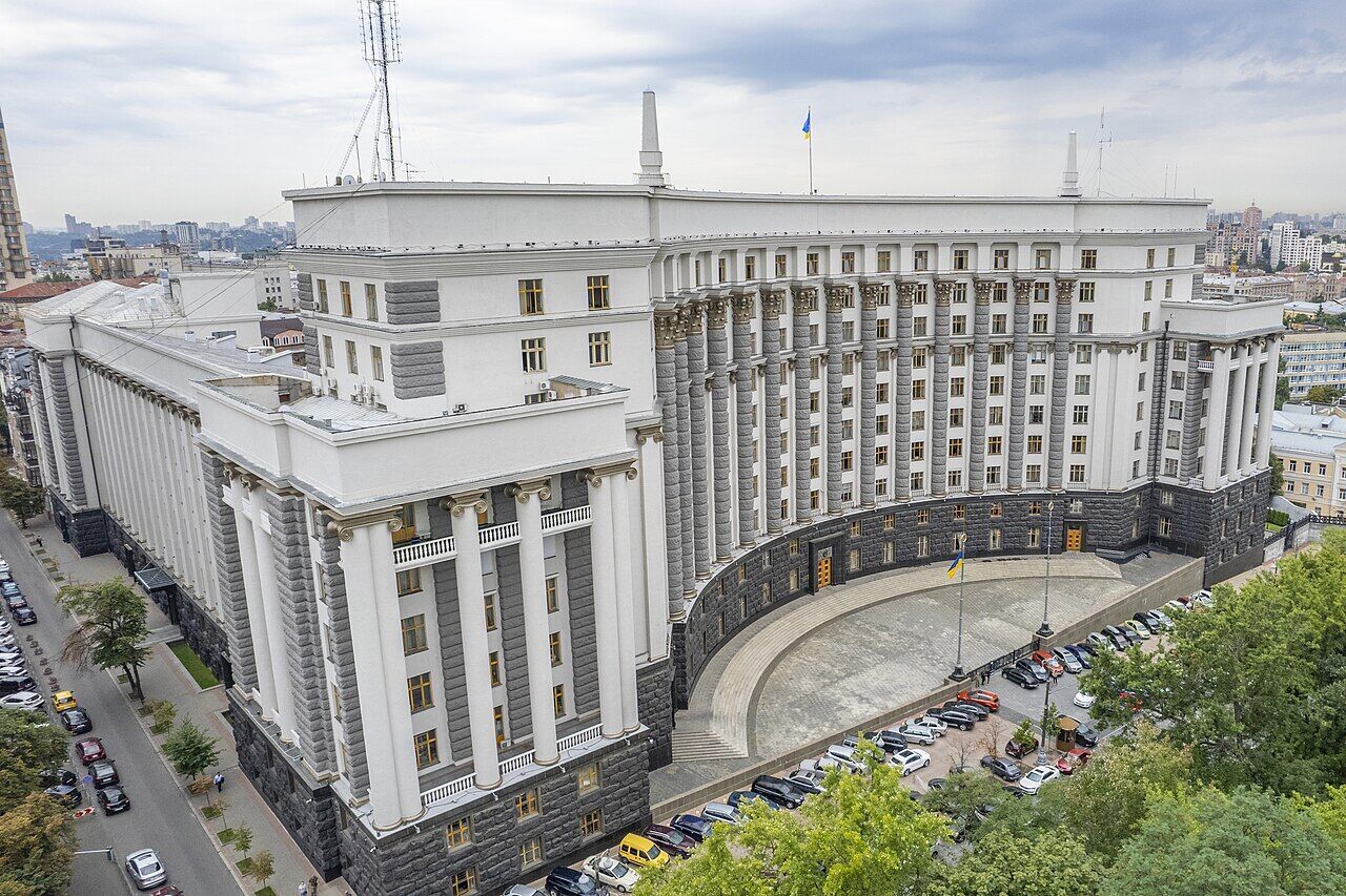 Мав містити тюрму у дворі: чим відомий і який вигляд мав Кабмін, що був пошкоджений обстрілом РФ. Фото