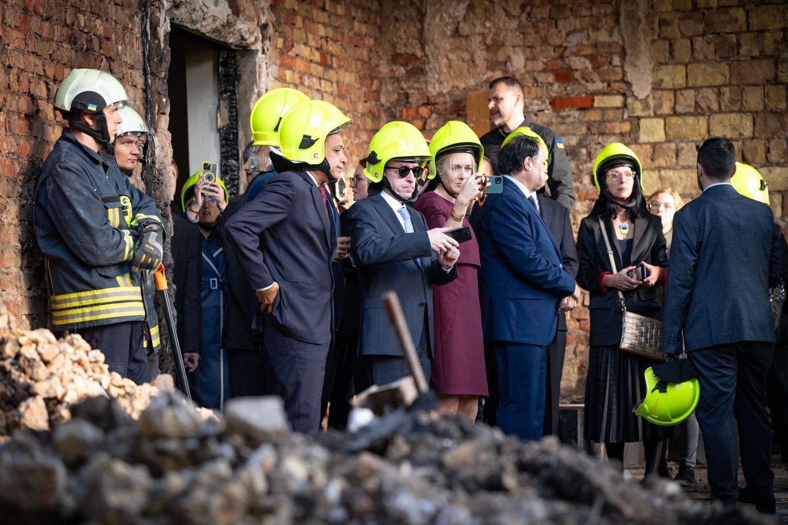 "Россия не хочет мира": чиновники показали иностранным дипломатам поврежденное здание Кабмина в Киеве. Фото