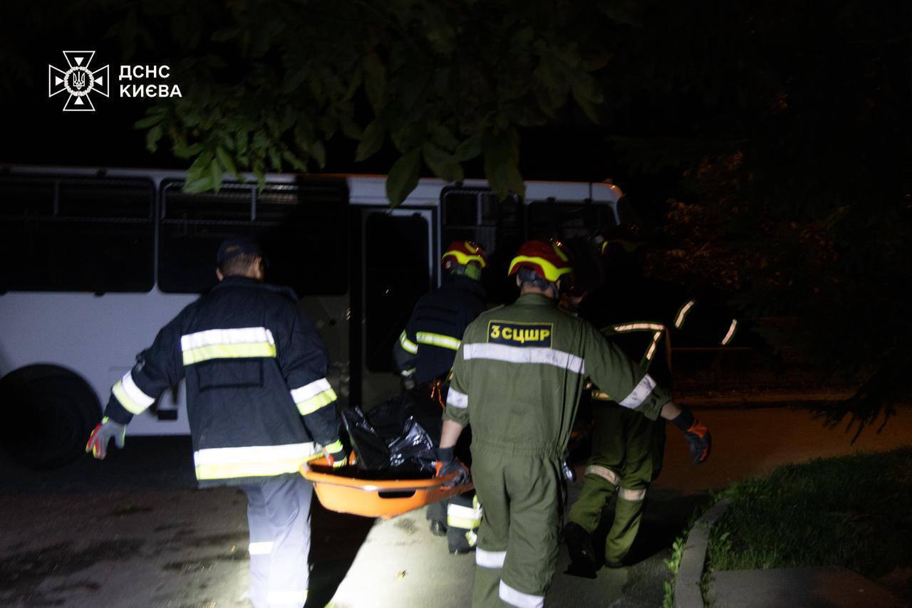 Из-под завалов достали тело мужчины: возросло количество жертв атаки РФ на Киев 7 сентября. Фото и видео