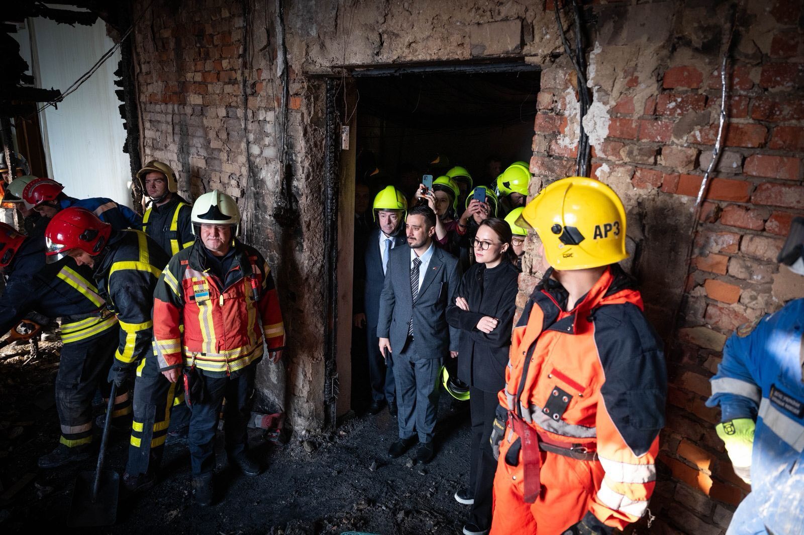 "Россия не хочет мира": чиновники показали иностранным дипломатам поврежденное здание Кабмина в Киеве. Фото