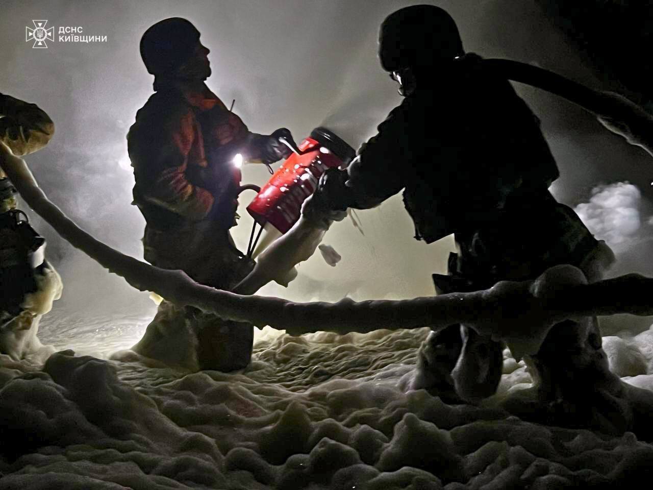 Є пошкодження, виникла пожежа: усі подробиці про наслідки російської атаки на Київщину 8 вересня. Фото