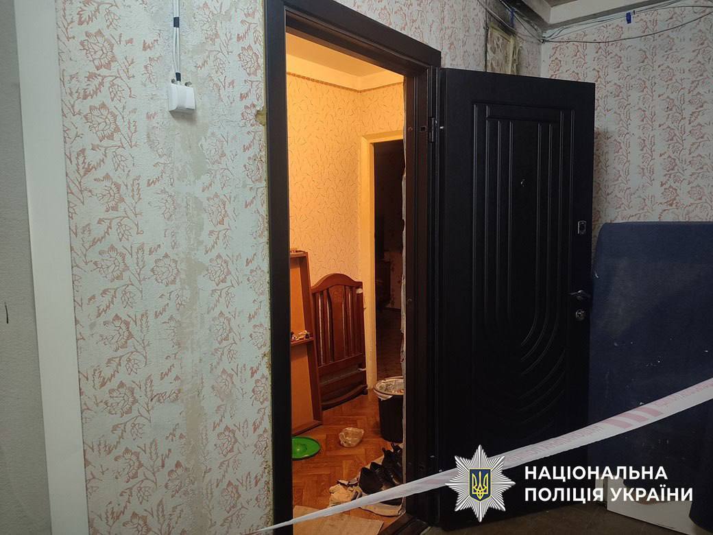 У Києві чоловік кілька разів ударив ножем знайомого через борги. Подробиці справи та фото