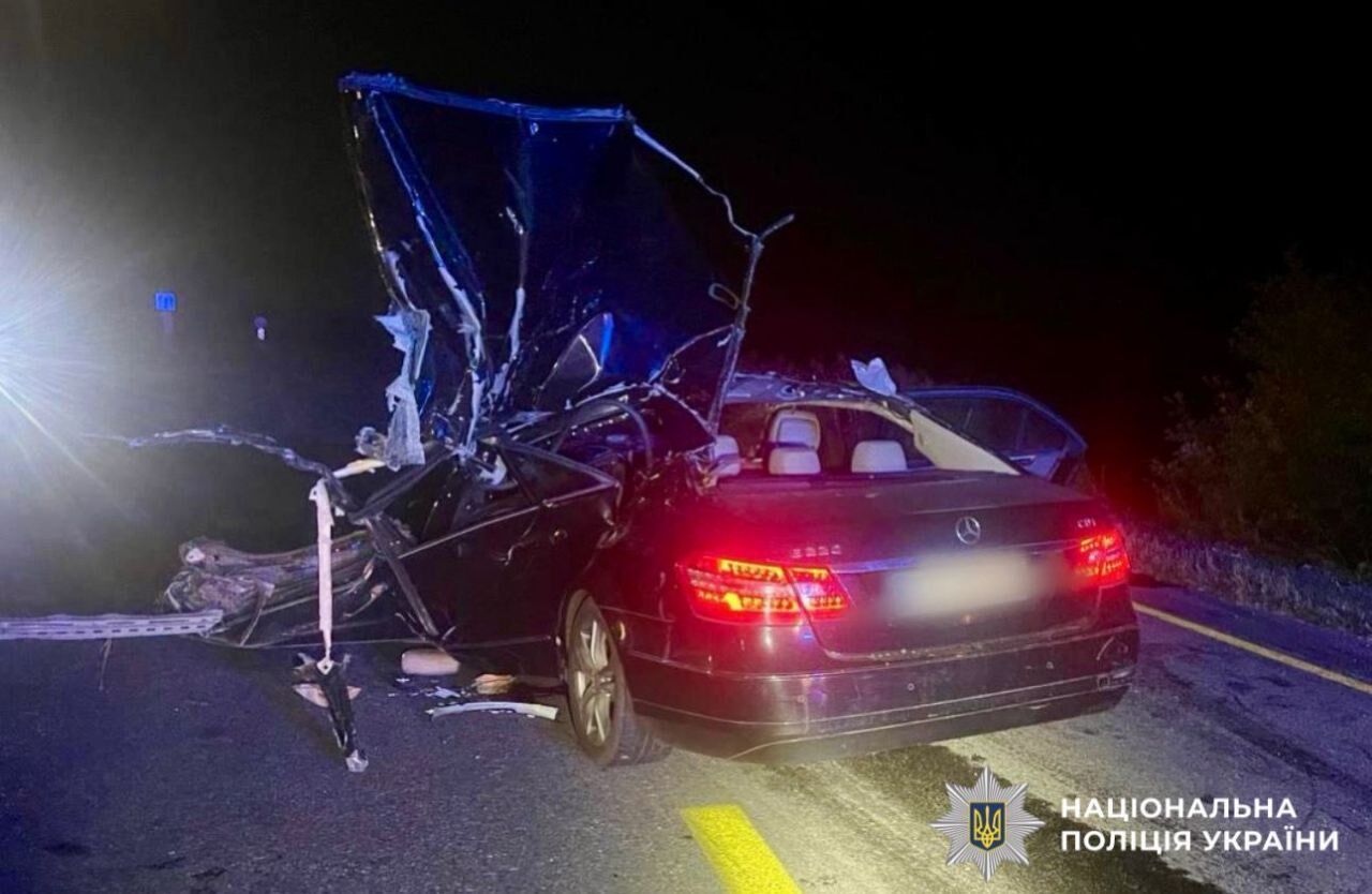 На Киевщине Mercedes на скорости протаранил грузовик: есть погибший и пострадавшая. Подробности и фото