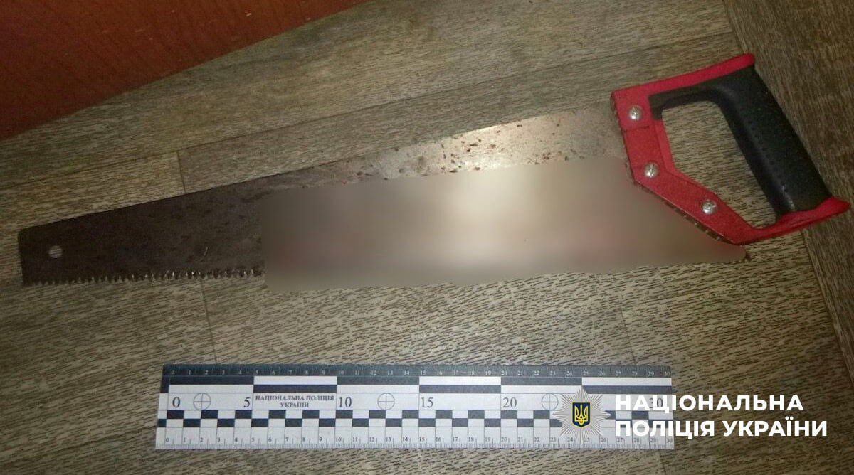 Нанес 27 ударов на двоих: в Кривом Роге внук жестоко убил бабушку и дедушку. Фото 18+