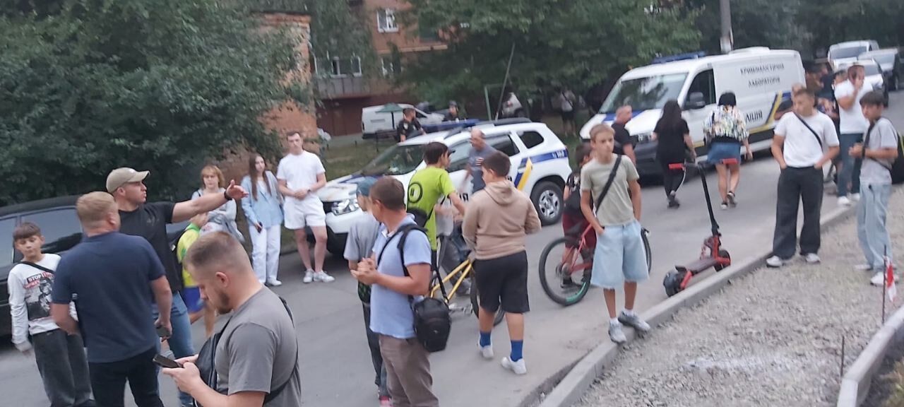 У Хмельницькому у дворі будинку підірвали гранату, постраждав перехожий: усі подробиці. Відео