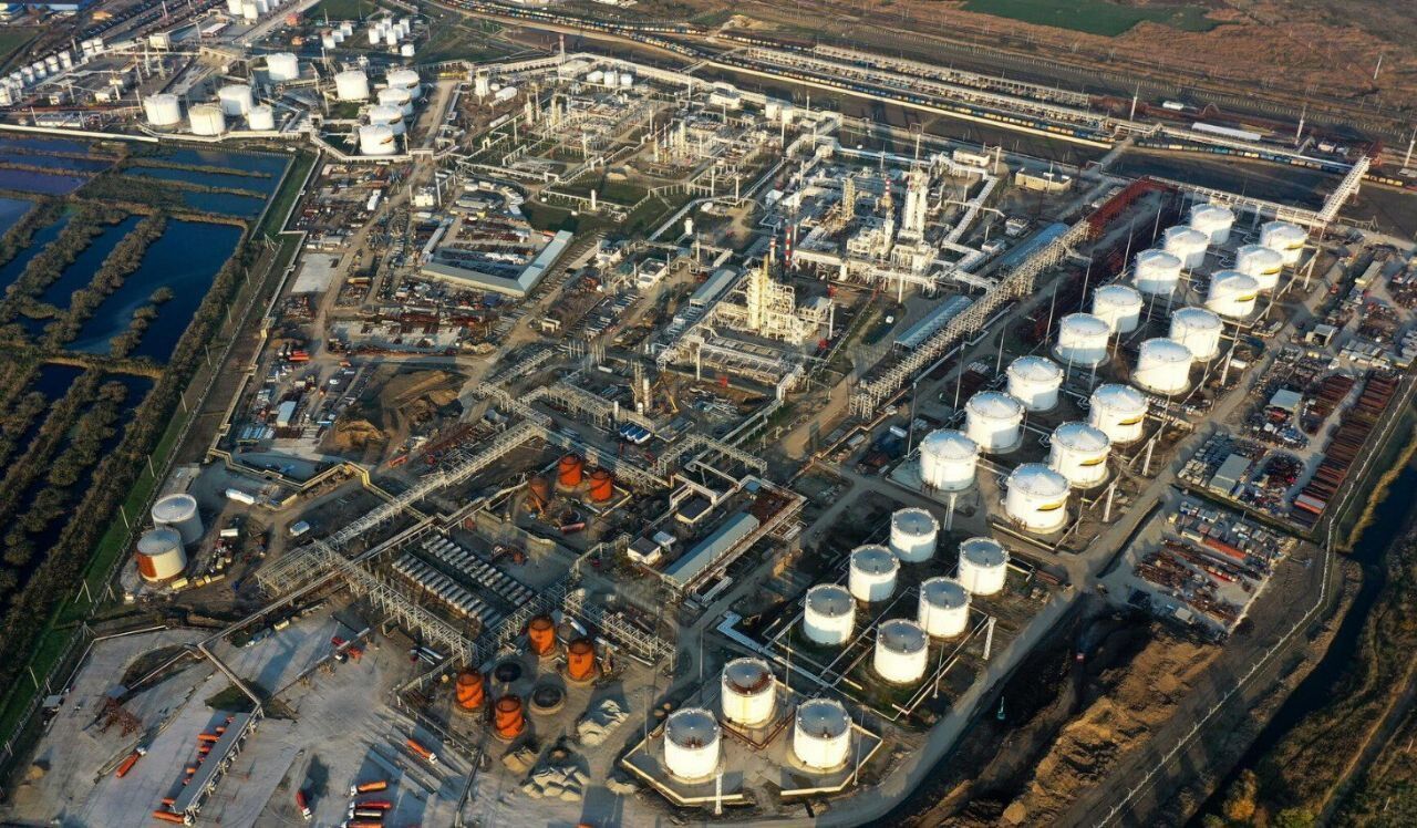 Славянский НПЗ приостановил работу после ракетного удара: что известно