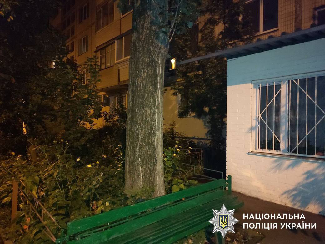 У Києві чоловік кілька разів ударив ножем знайомого через борги. Подробиці справи та фото