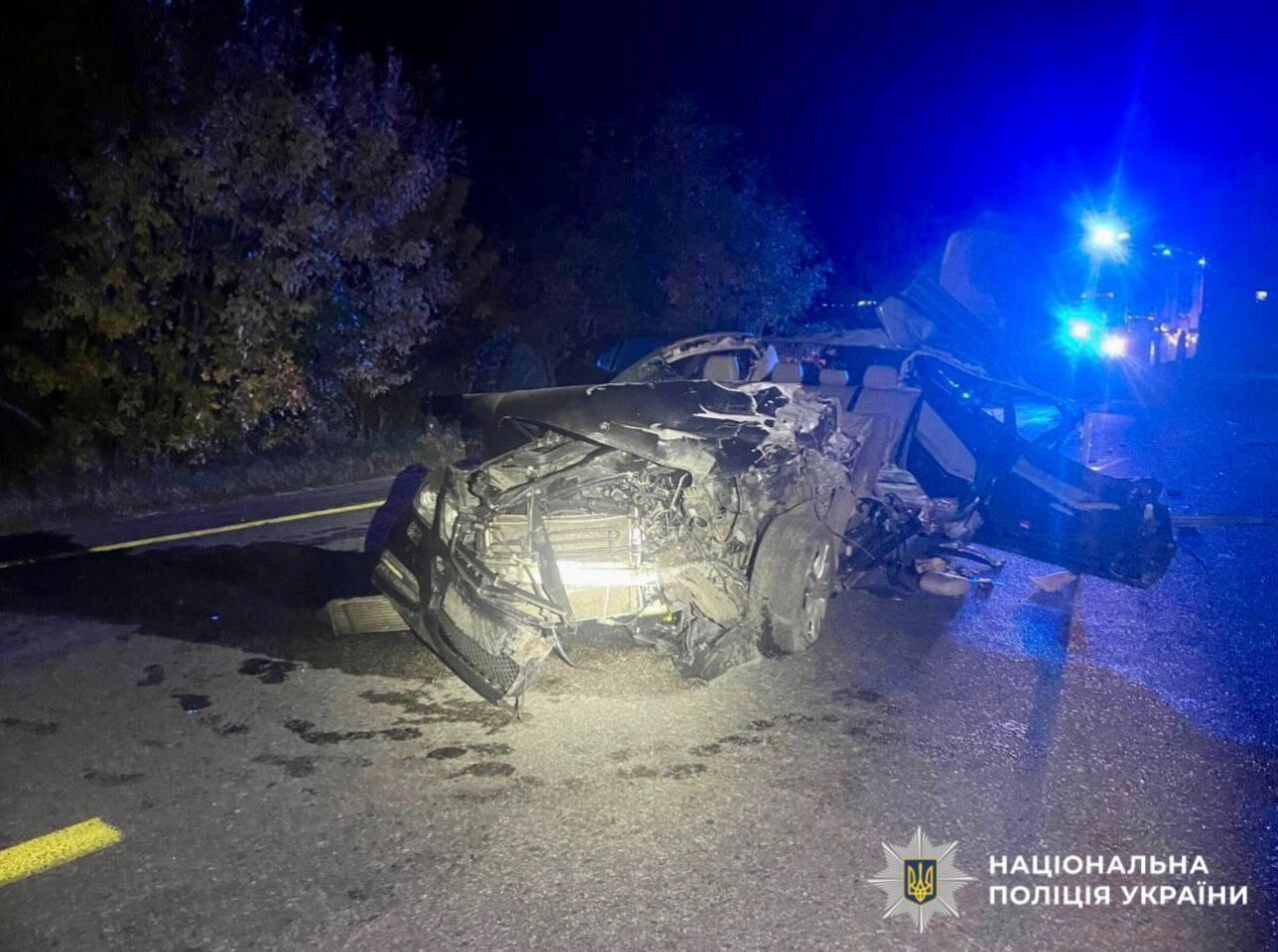 На Киевщине Mercedes на скорости протаранил грузовик: есть погибший и пострадавшая. Подробности и фото