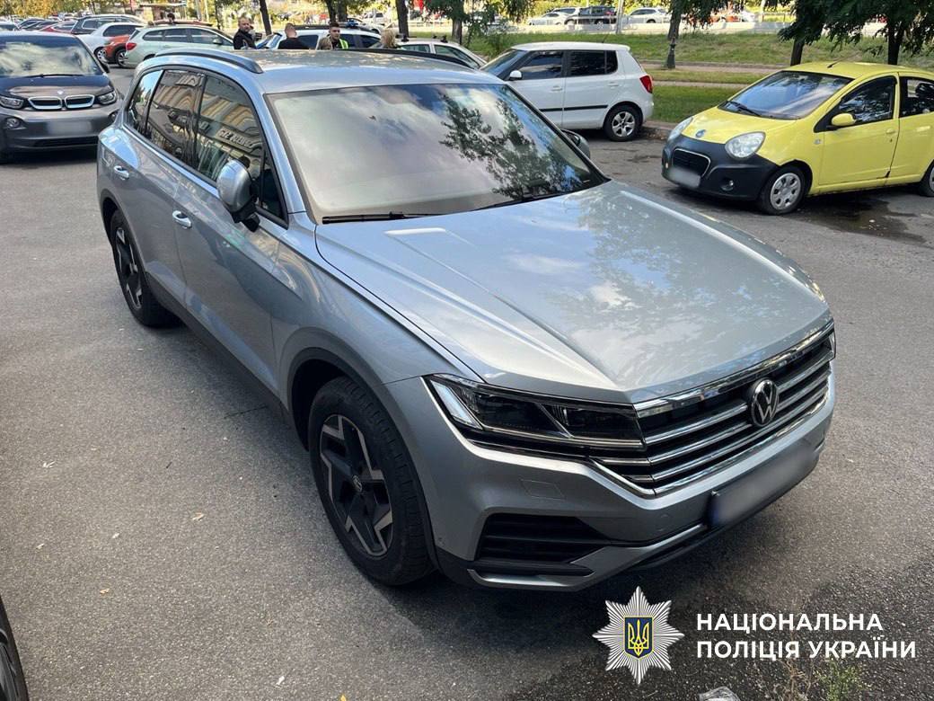 У Києві чоловік кілька разів ударив ножем знайомого через борги. Подробиці справи та фото