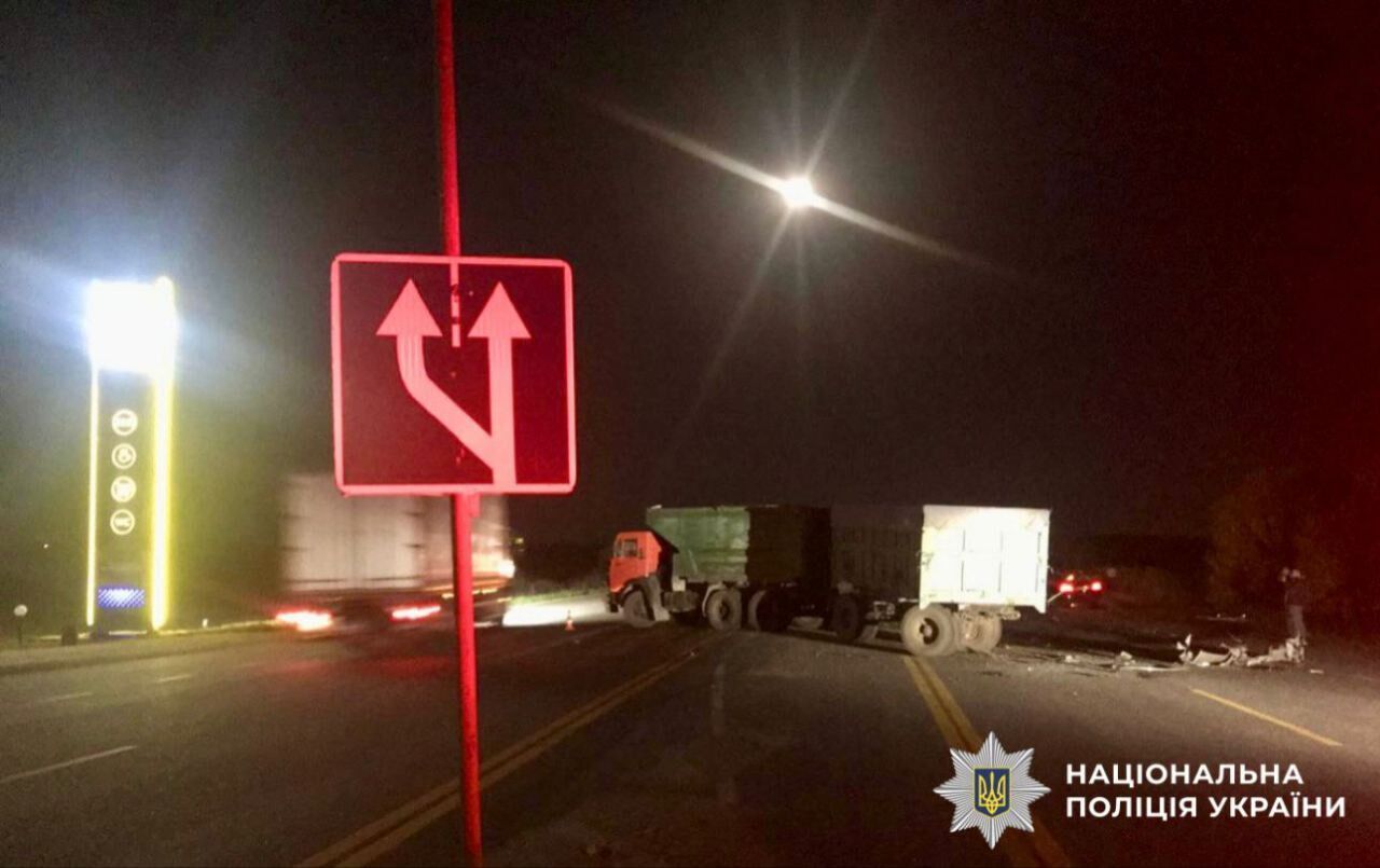 На Киевщине Mercedes на скорости протаранил грузовик: есть погибший и пострадавшая. Подробности и фото