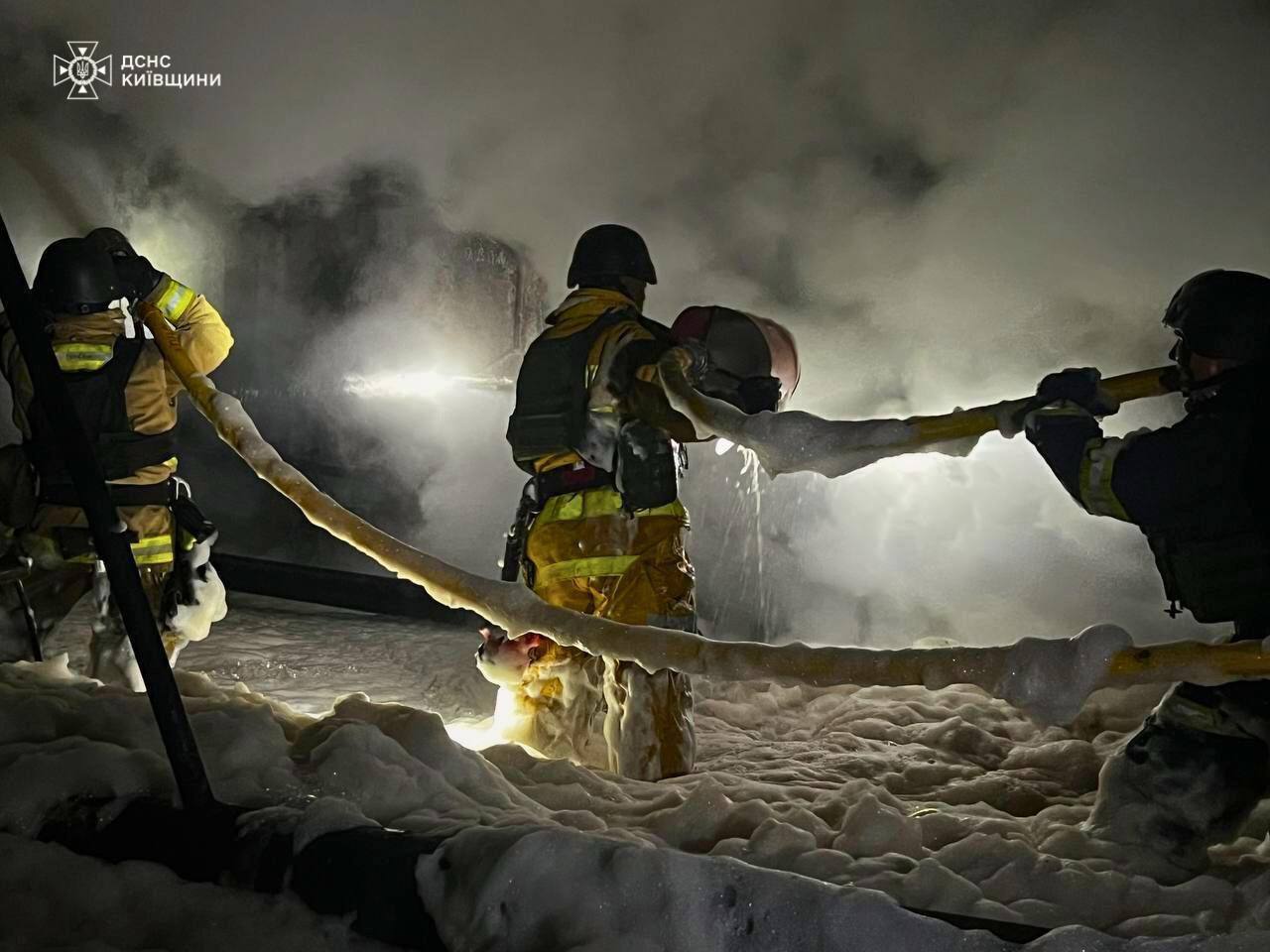 Є пошкодження, виникла пожежа: усі подробиці про наслідки російської атаки на Київщину 8 вересня. Фото