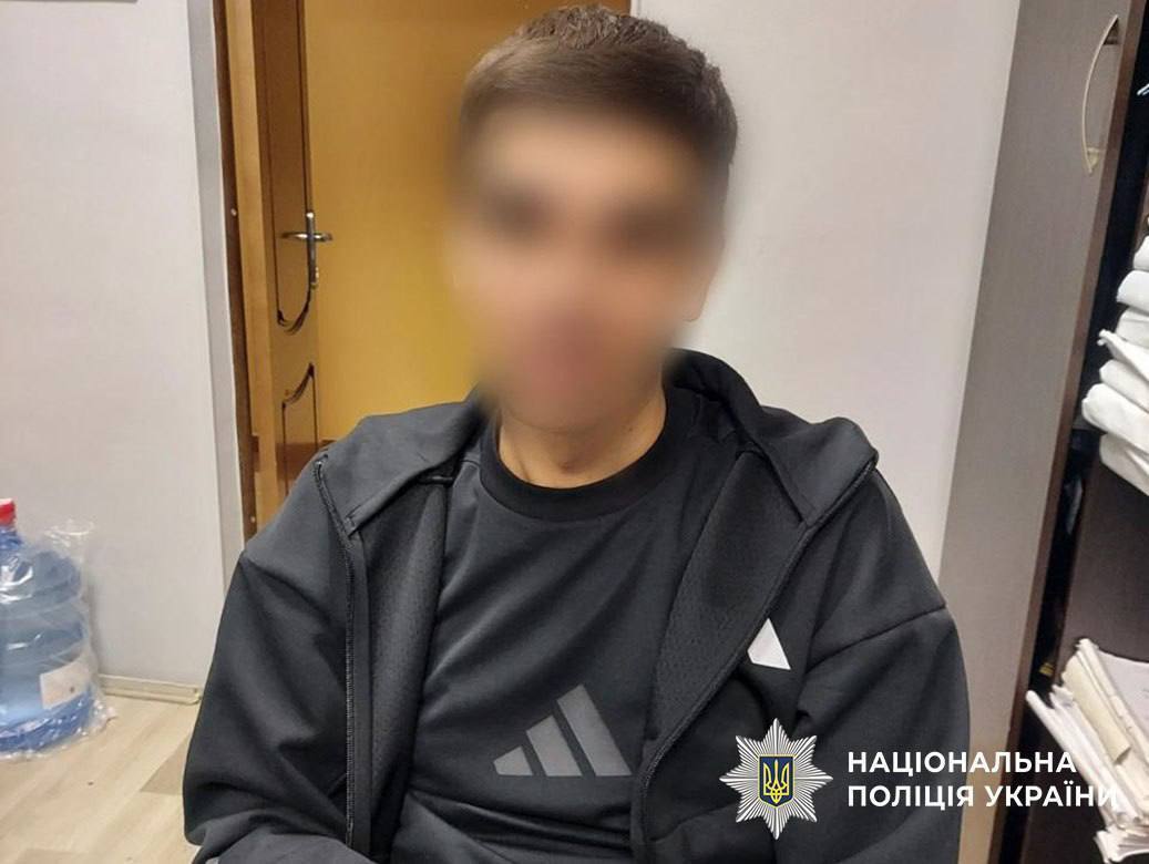 У Києві чоловік кілька разів ударив ножем знайомого через борги. Подробиці справи та фото