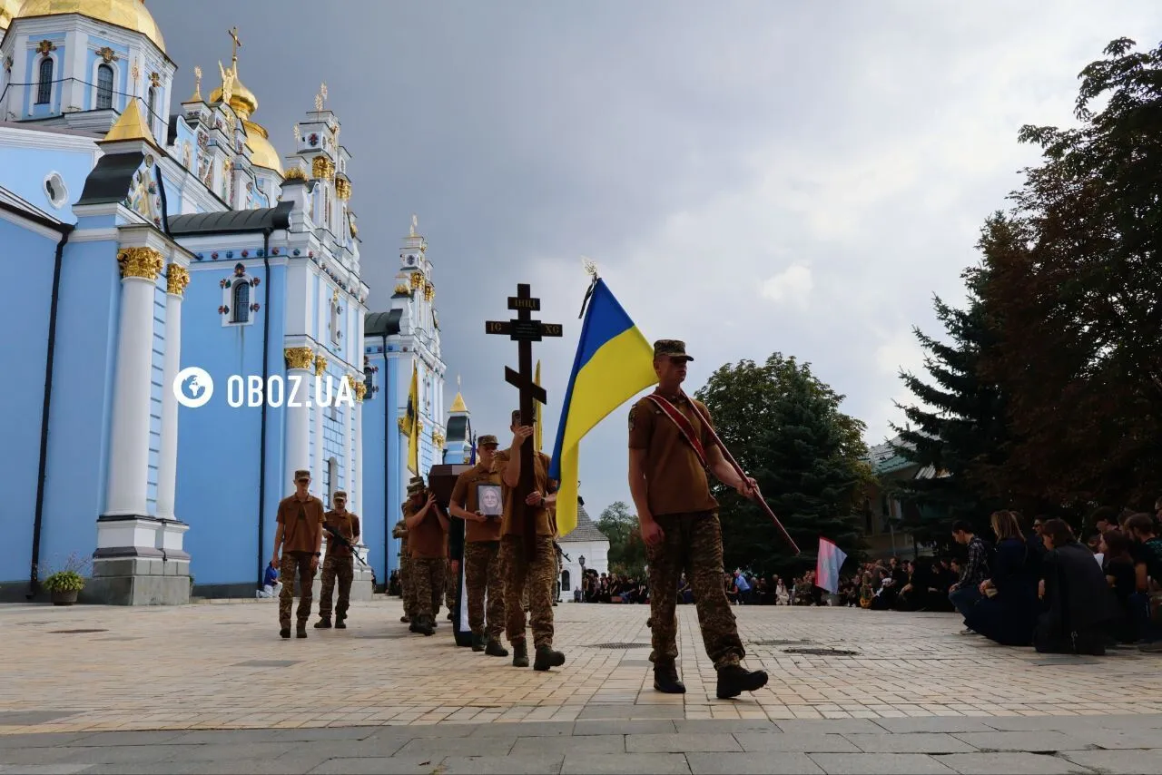 Плакало небо: у Києві попрощалися із 19-річною військовою Дар’єю Лопатіною. Фото та відео