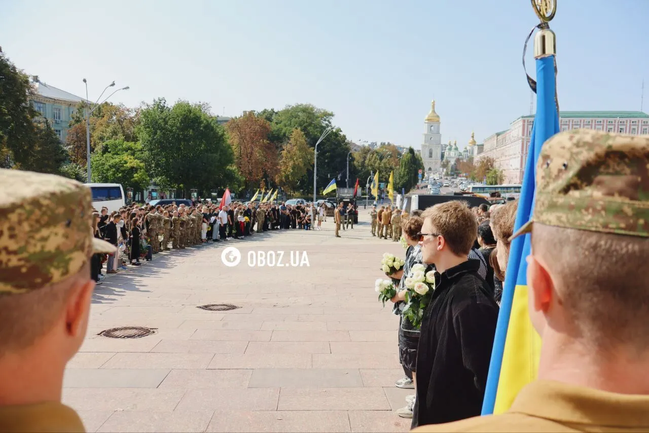 Плакало небо: у Києві попрощалися із 19-річною військовою Дар’єю Лопатіною. Фото та відео