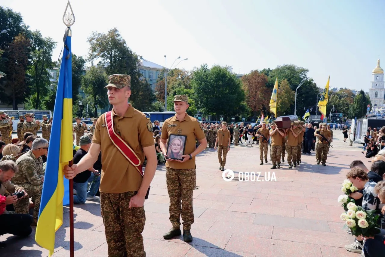Плакало небо: у Києві попрощалися із 19-річною військовою Дар’єю Лопатіною. Фото та відео