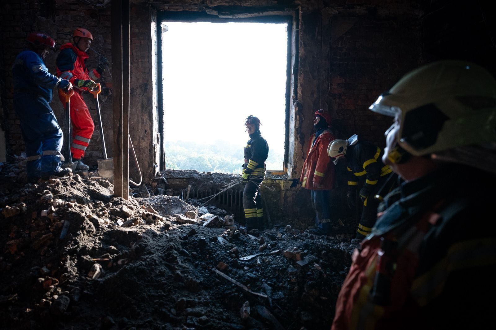 "Россия не хочет мира": чиновники показали иностранным дипломатам поврежденное здание Кабмина в Киеве. Фото
