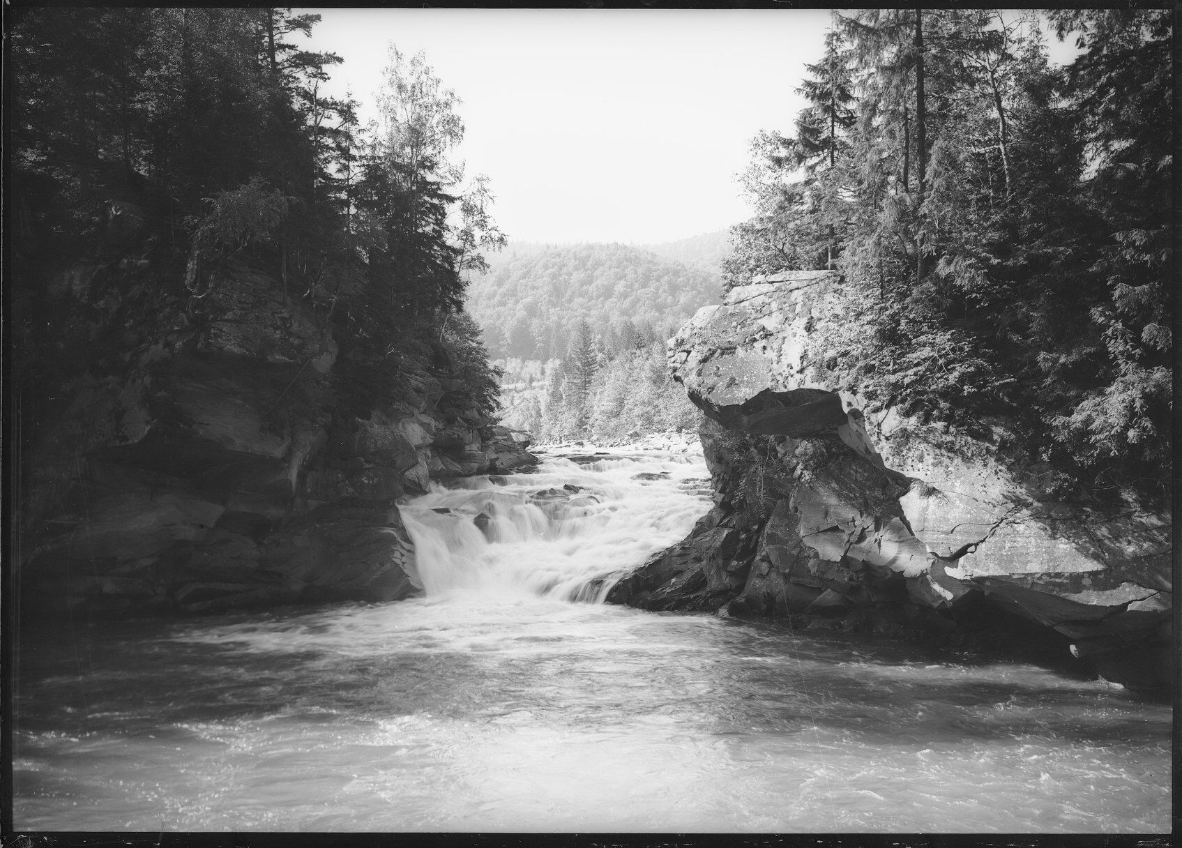 Краса заворожує: у мережі показали старі фото річки Прут