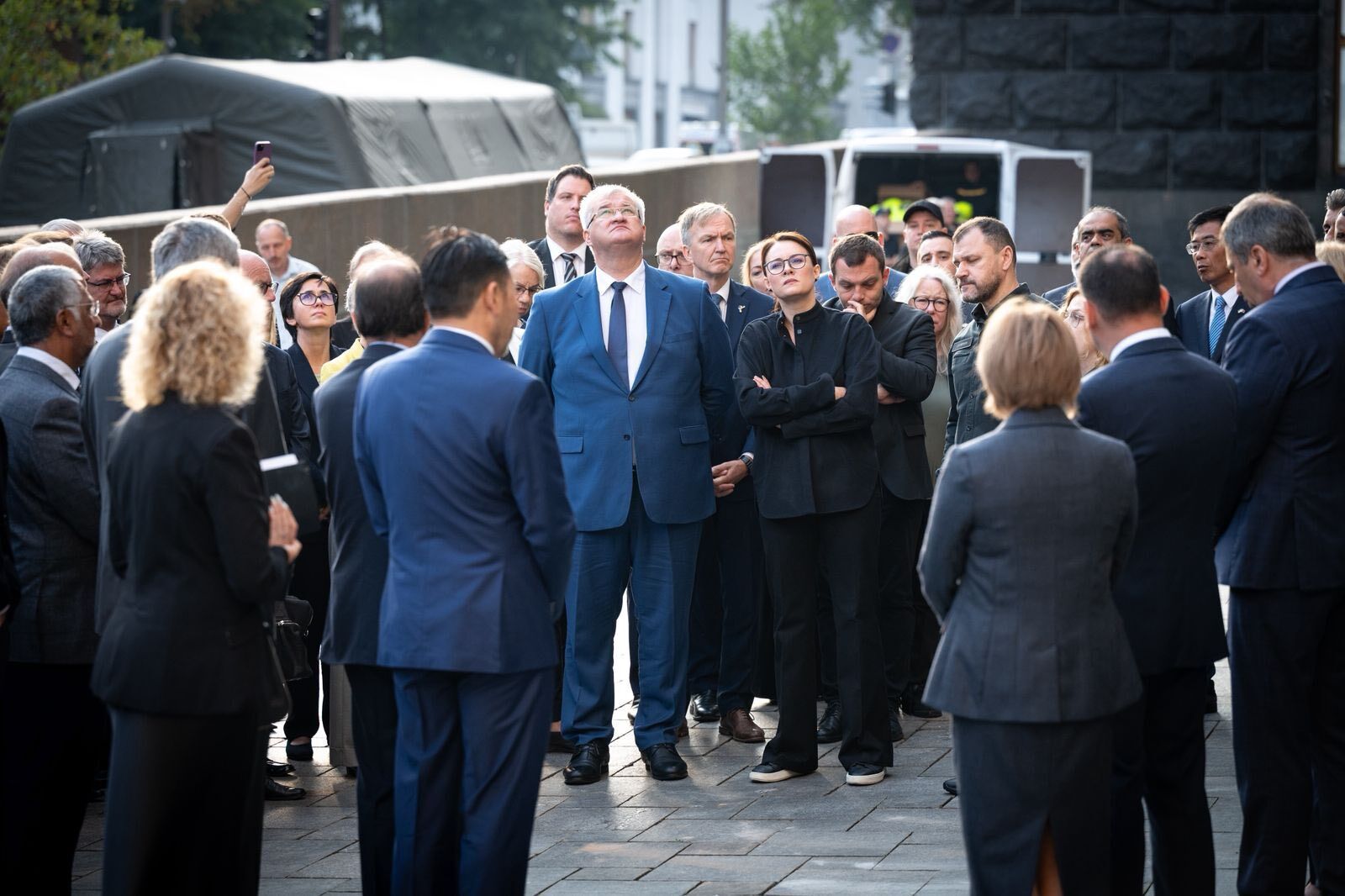 "Россия не хочет мира": чиновники показали иностранным дипломатам поврежденное здание Кабмина в Киеве. Фото