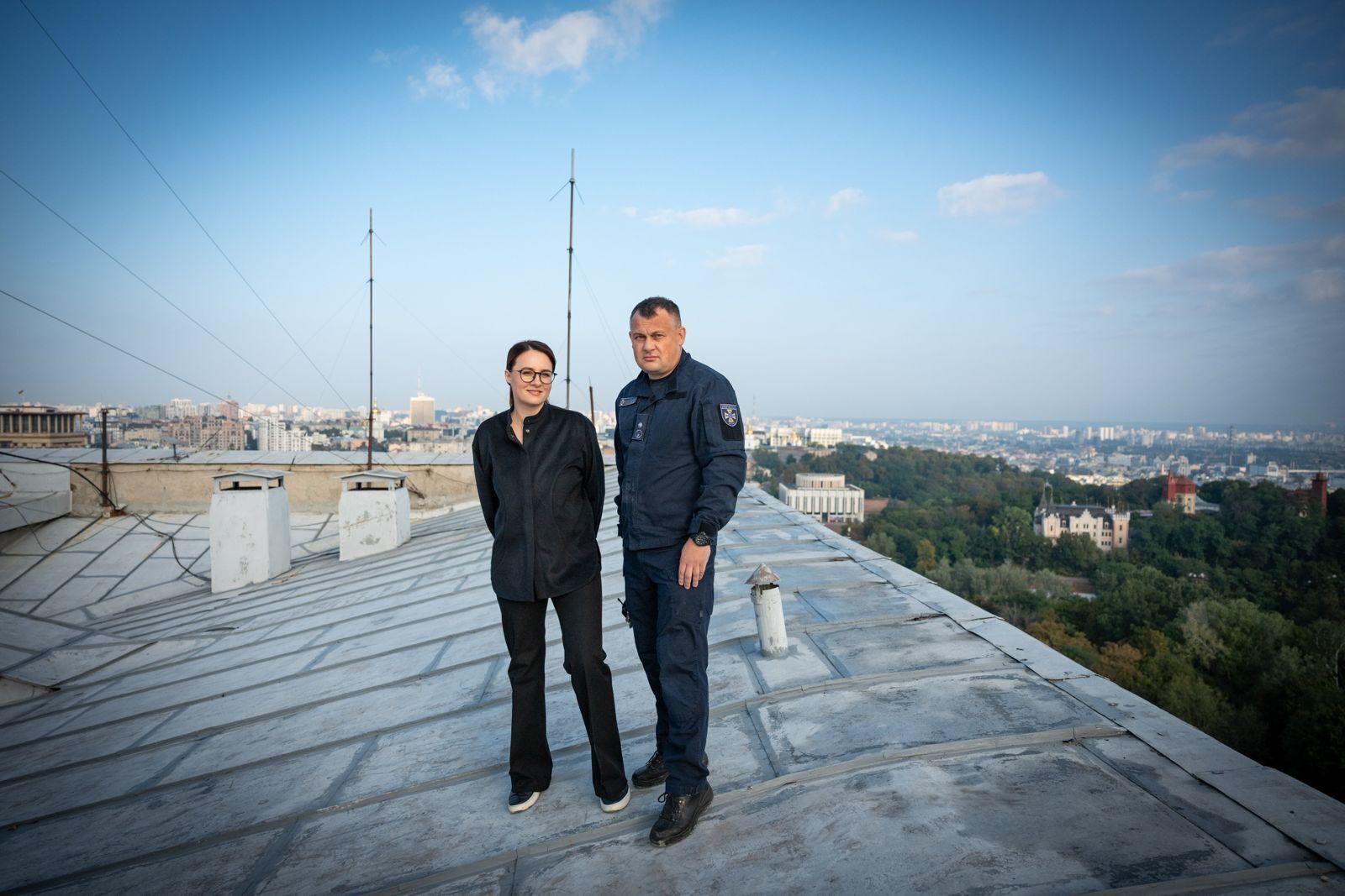 "Россия не хочет мира": чиновники показали иностранным дипломатам поврежденное здание Кабмина в Киеве. Фото