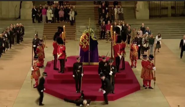 Король плакав, а вартовий знепритомнів: найдраматичніші моменти під час похорону Єлизавети ІІ
