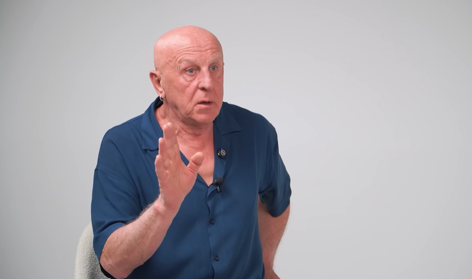 EL Кравчук стоит "одоробалом", девушкам заклеили соски: народный артист Украины назвал популярный спектакль "утренником"