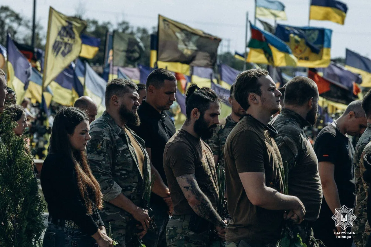 "Завжди був на позитиві": на Харківщині попрощались із поліцейським, якого вбив ворожий дрон. Фото