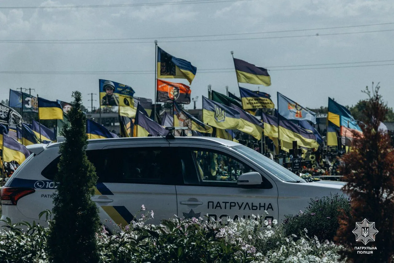 "Завжди був на позитиві": на Харківщині попрощались із поліцейським, якого вбив ворожий дрон. Фото