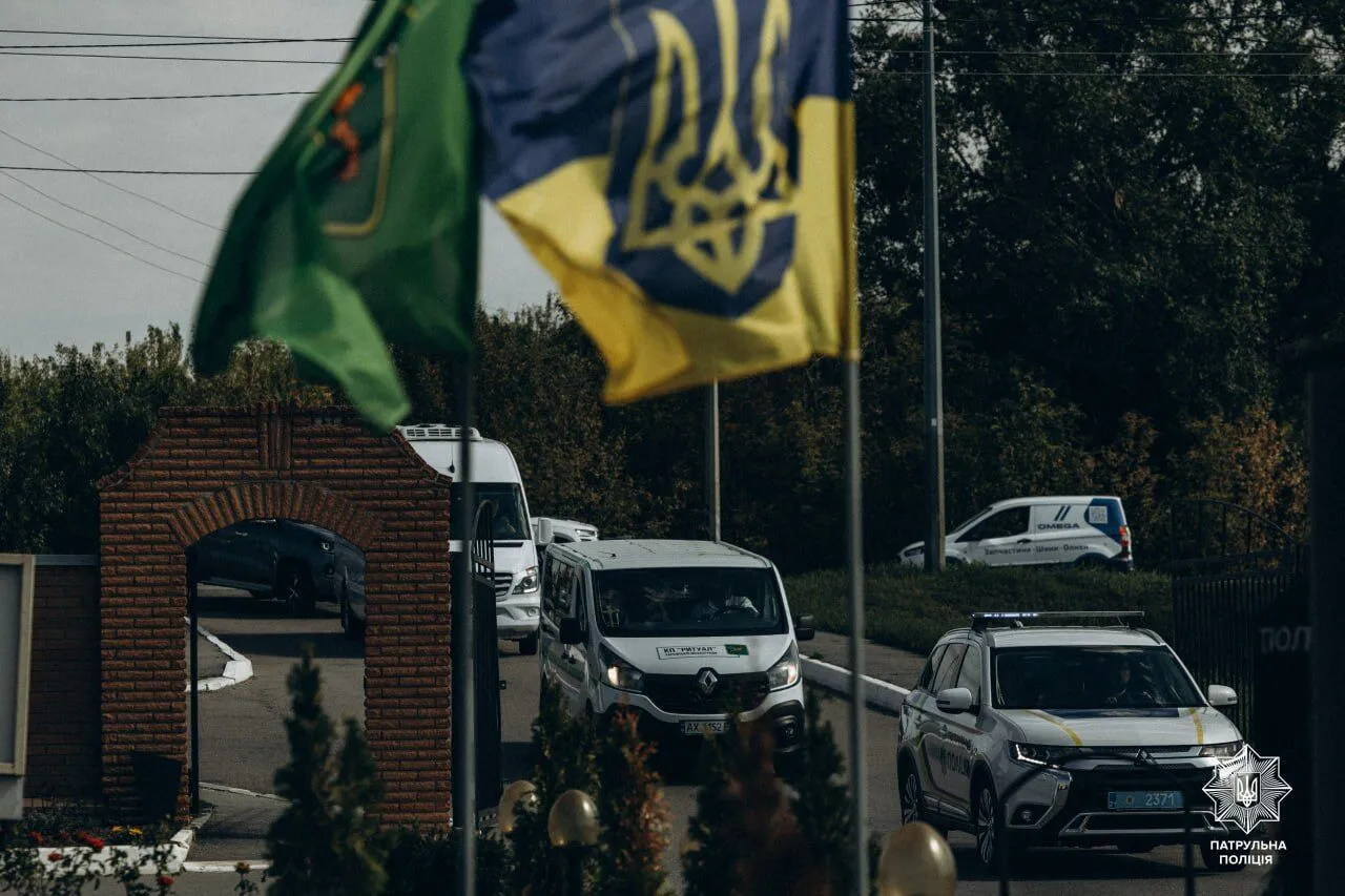 "Завжди був на позитиві": на Харківщині попрощались із поліцейським, якого вбив ворожий дрон. Фото