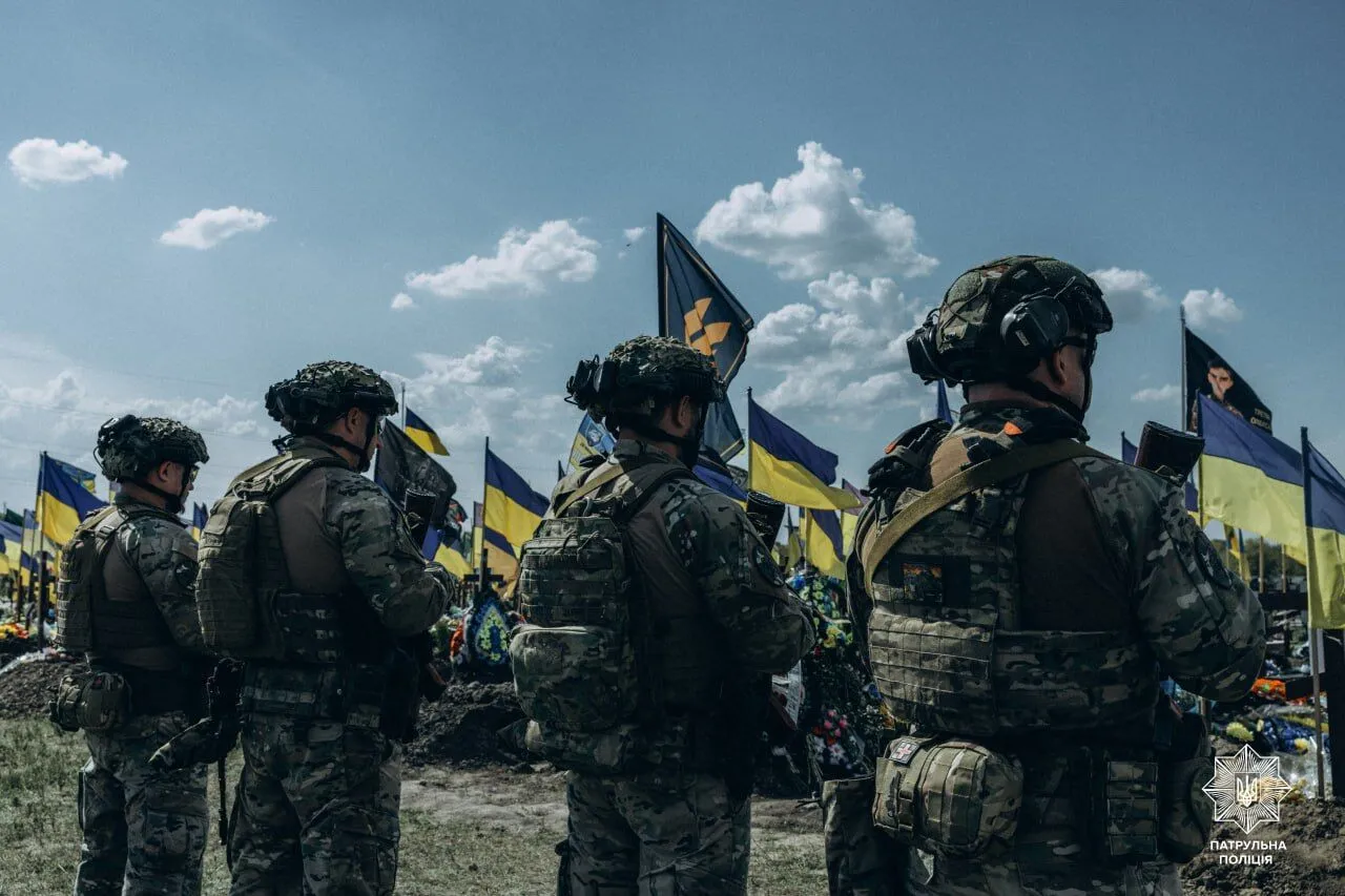 "Завжди був на позитиві": на Харківщині попрощались із поліцейським, якого вбив ворожий дрон. Фото