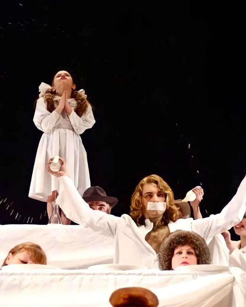 EL Кравчук стоит "одоробалом", девушкам заклеили соски: народный артист Украины назвал популярный спектакль "утренником"