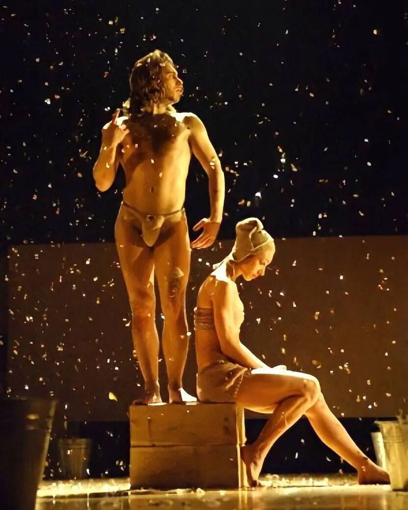 EL Кравчук стоит "одоробалом", девушкам заклеили соски: народный артист Украины назвал популярный спектакль "утренником"