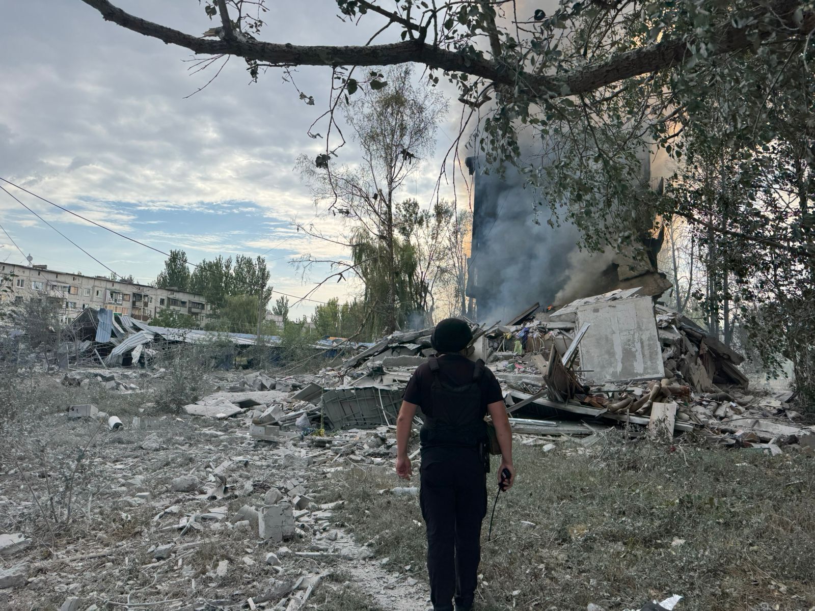 Враг атаковал Константиновку: разрушены дома, пятеро пострадавших, под завалами ищут людей. Фото