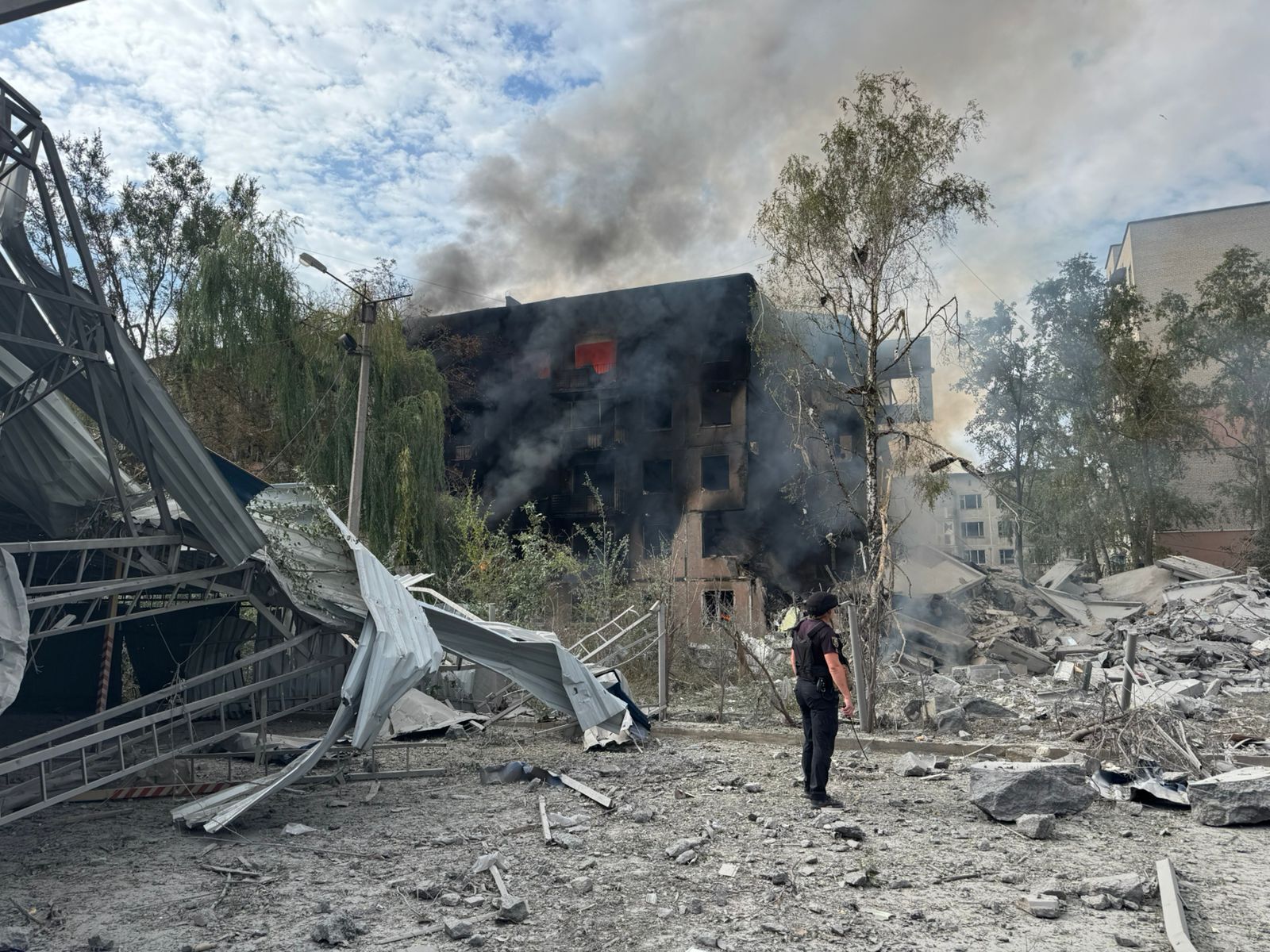 Враг атаковал Константиновку: разрушены дома, пятеро пострадавших, под завалами ищут людей. Фото