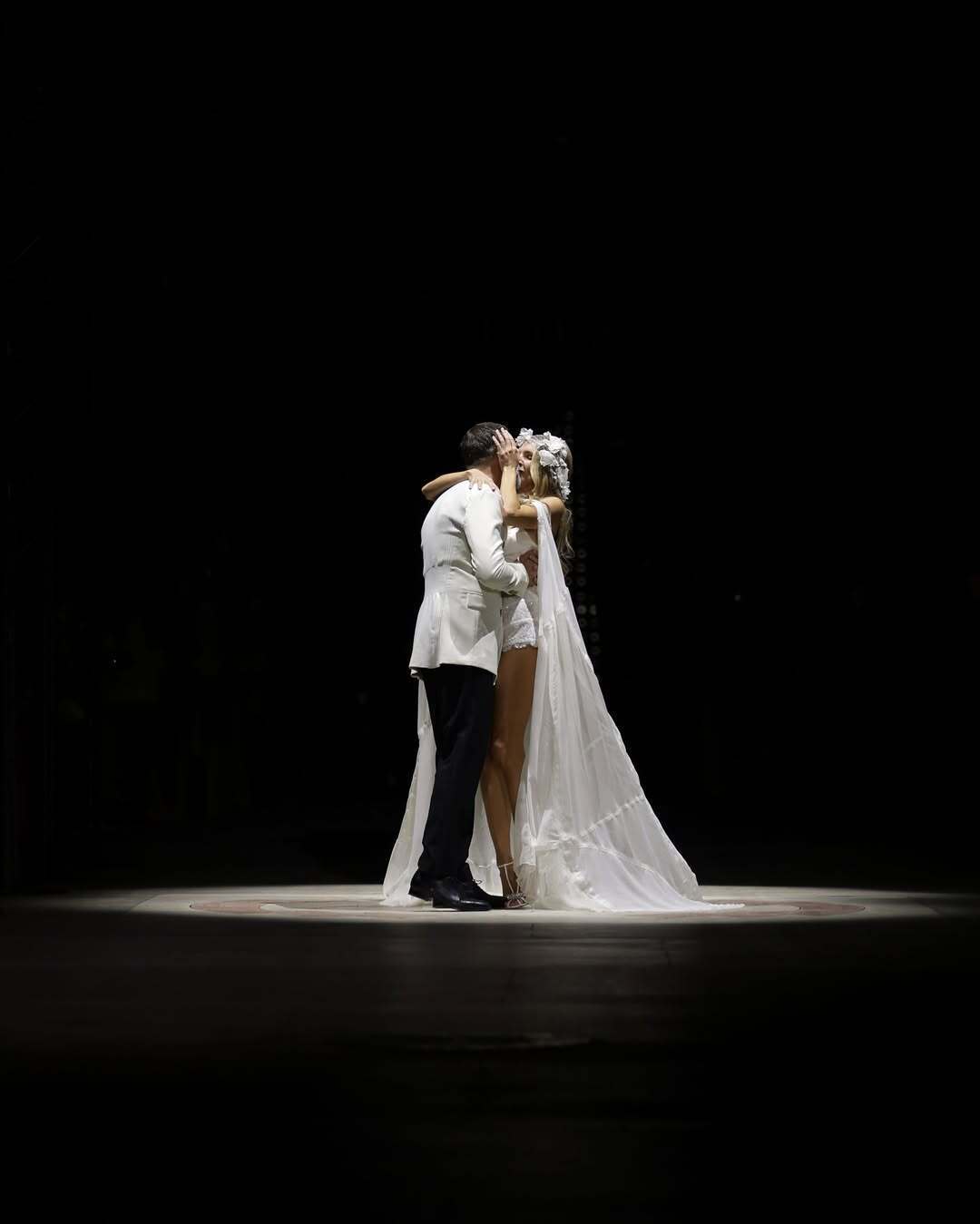 Катя Сільченко зіграла весілля під час модного показу: який вигляд мала нестандартна сукня топдизайнерки України. Фото, відео