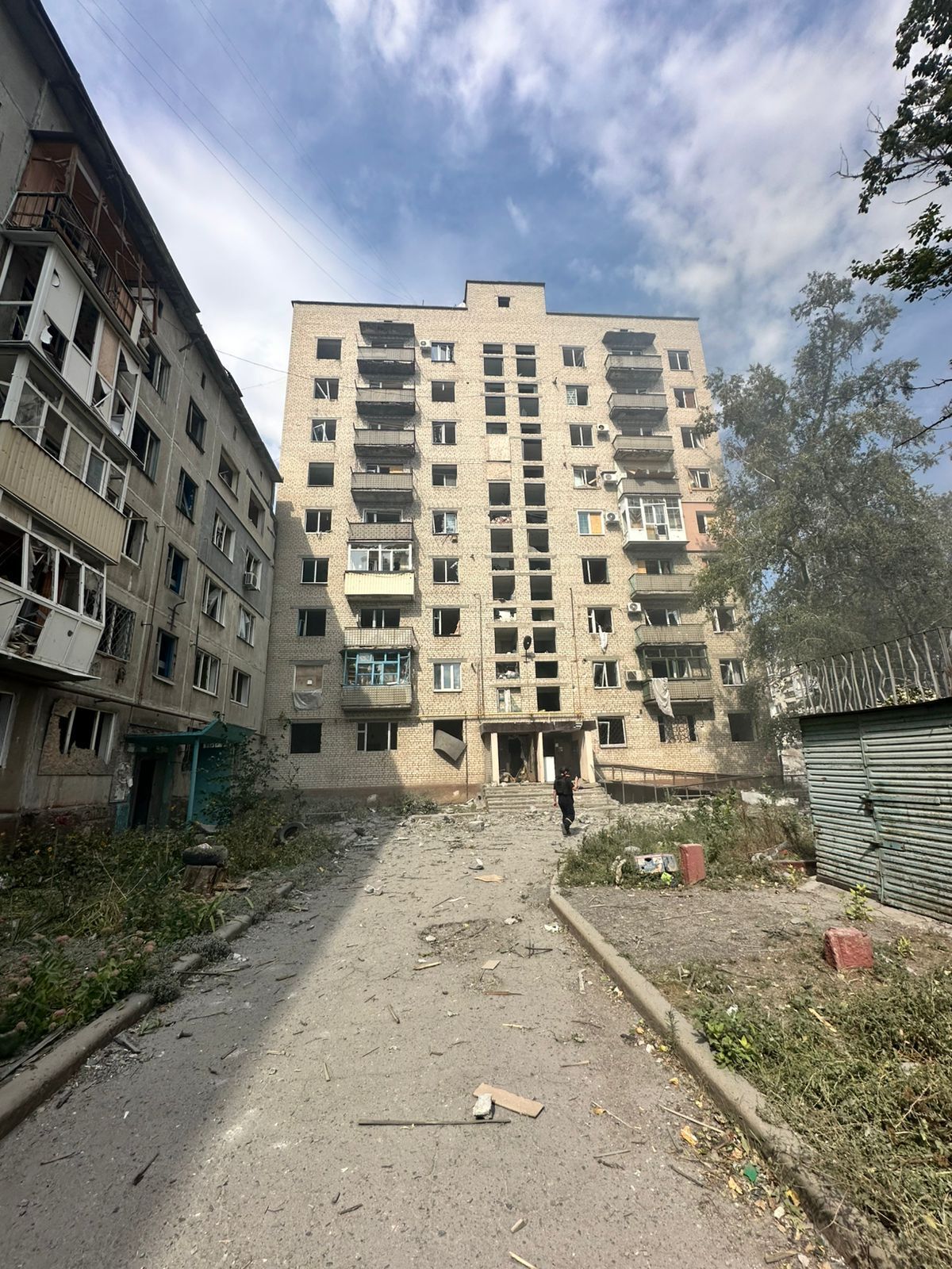 Враг атаковал Константиновку: разрушены дома, пятеро пострадавших, под завалами ищут людей. Фото