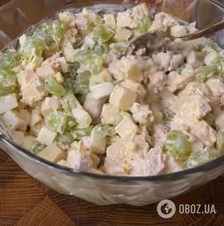 Вкусный салат с виноградом и куриным филе: как приготовить