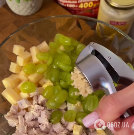 Вкусный салат с виноградом и куриным филе: как приготовить