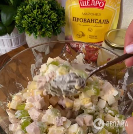 Вкусный салат с виноградом и куриным филе: как приготовить