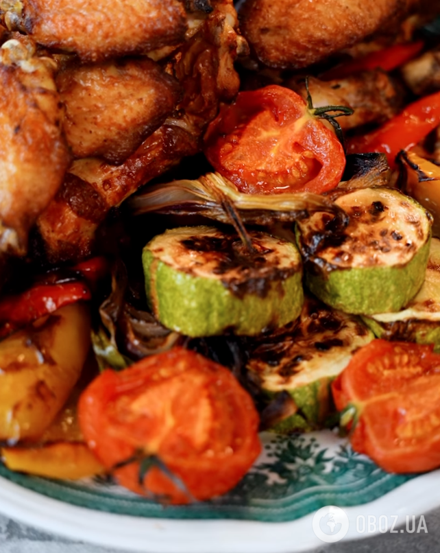 Запеченные крылышки с овощами