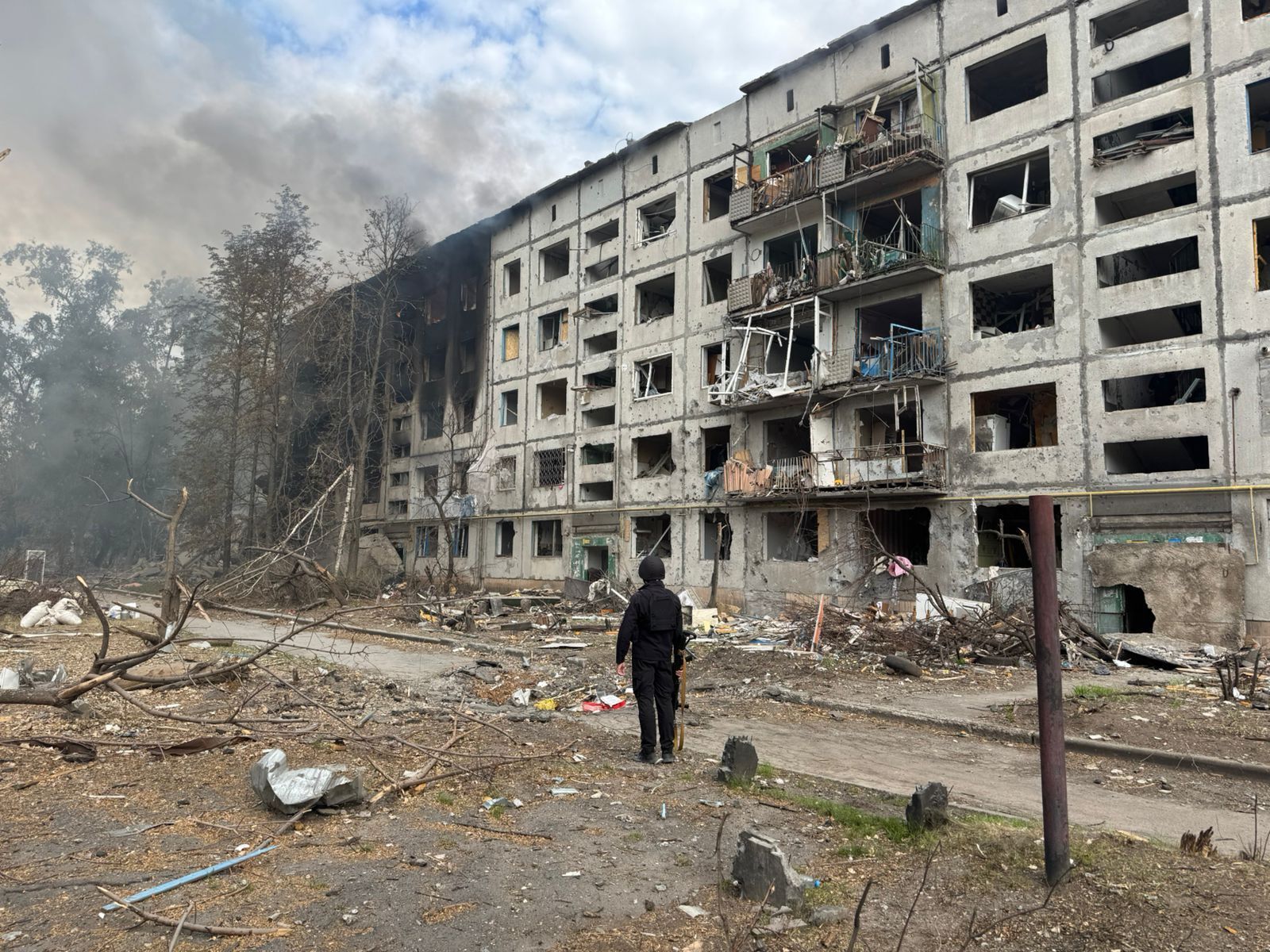 Враг атаковал Константиновку: разрушены дома, пятеро пострадавших, под завалами ищут людей. Фото