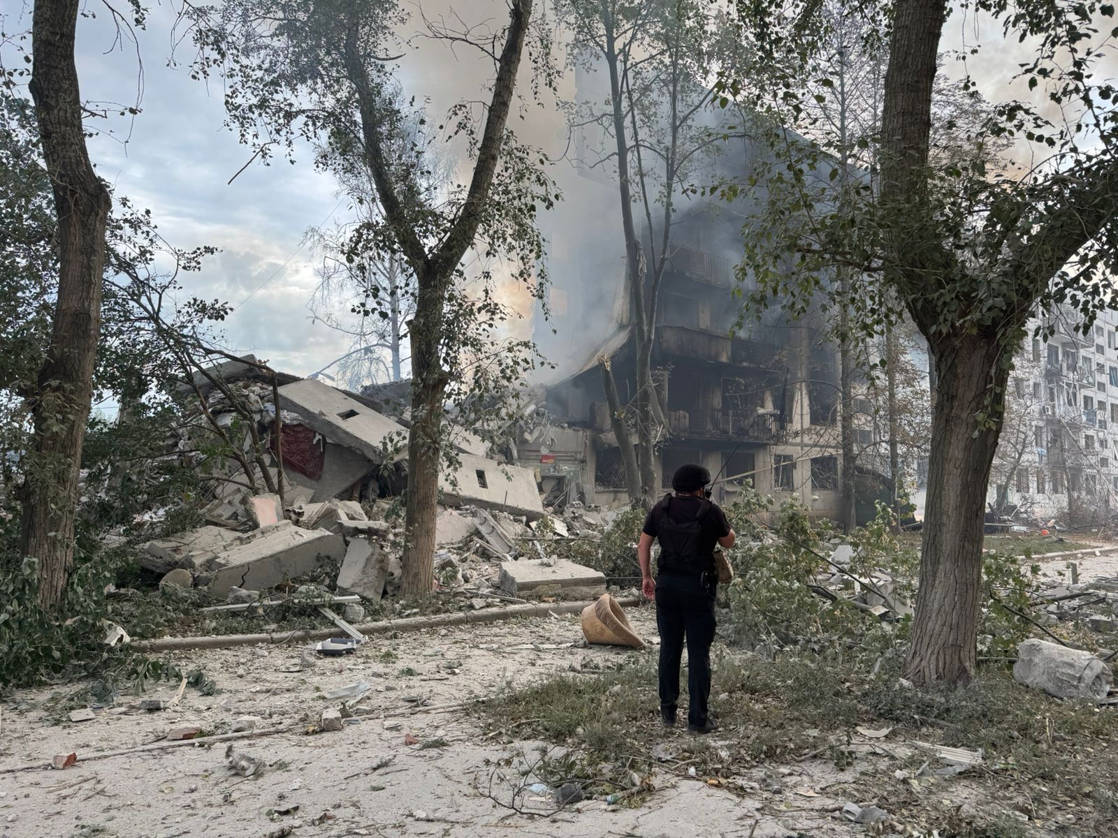 Враг атаковал Константиновку: разрушены дома, пятеро пострадавших, под завалами ищут людей. Фото